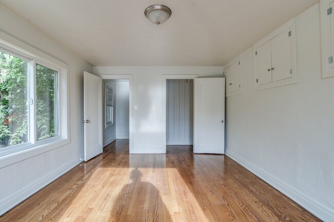 Building Photo - Charming Updated 1-Bedroom Home in Great L...