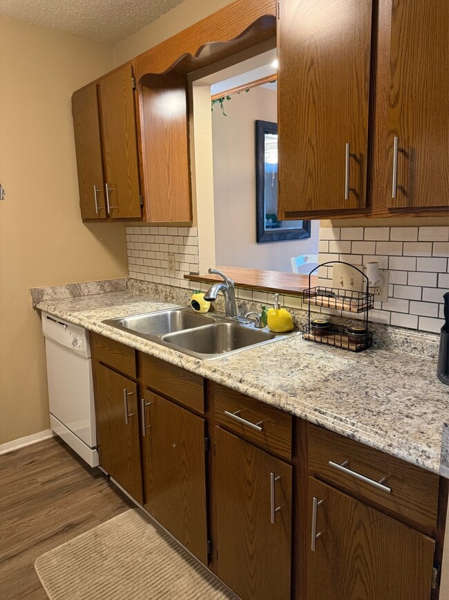 Building Photo - 135 Hillview Dr