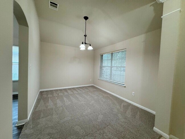 Building Photo - One-story brick home in popular Stoneridge Subdivision!