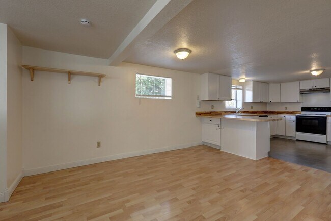Building Photo - 529 Maple St