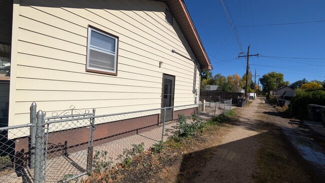 Building Photo - 2015 Bradley Ave