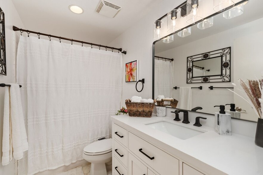 Building Photo - 3068 Zell Dr