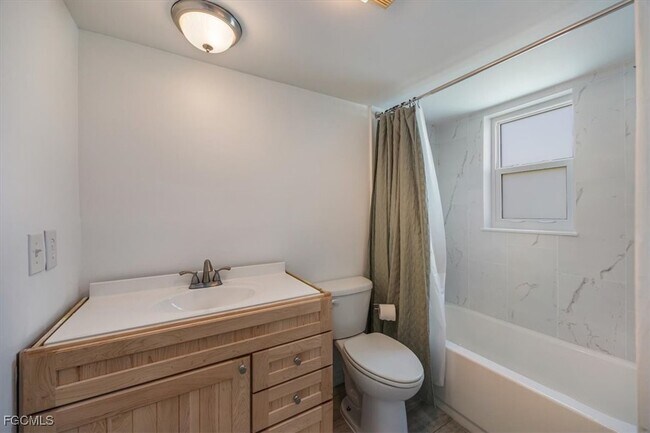 Building Photo - 2032 Coral Point Dr