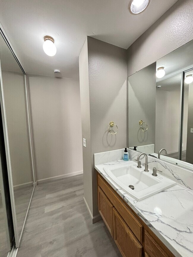 Building Photo - 2232 River Run Dr