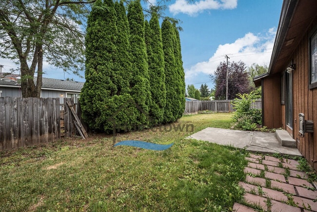 Building Photo - Great 3 Bedroom 2 Bath Duplex with Garage ...