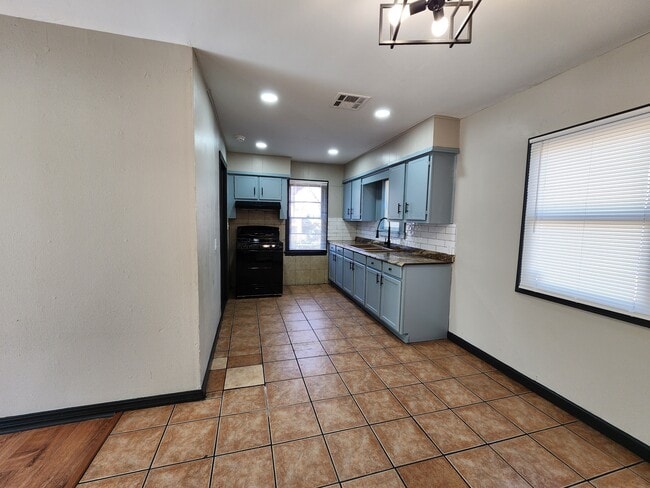 Building Photo - 3117 SW 37th St