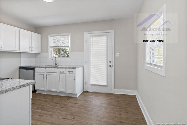 Building Photo - 1315 Cade Hill Ave