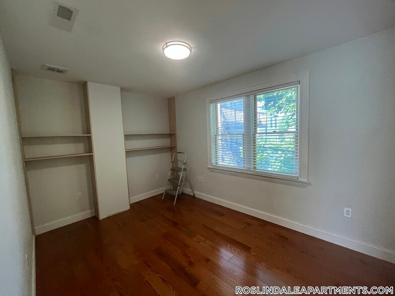 Building Photo - 4350 Washington St