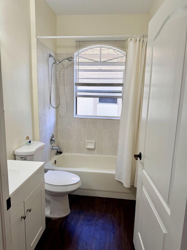 Building Photo - "Charming 3-Bed, 2-Bath Oasis in Wellington's Heart – 1060 Sqft of Comfort Awaits!"