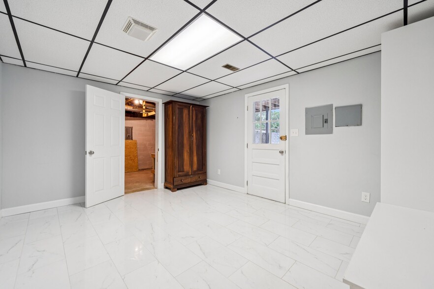 Building Photo - 8323 Cliffside Dr