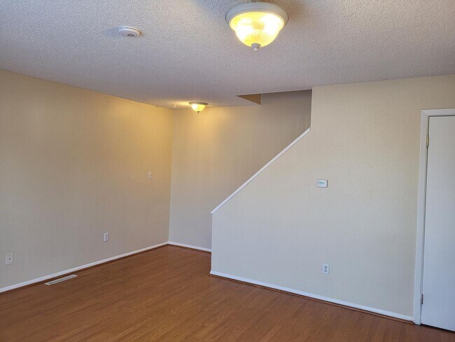 Building Photo - 2 bedroom townhome with 2 bathrooms