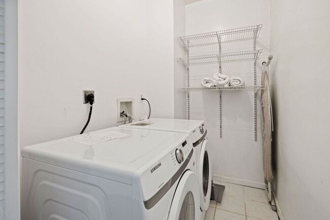 Building Photo - Gorgeous, Spacious 4BR with Updated Kitche...