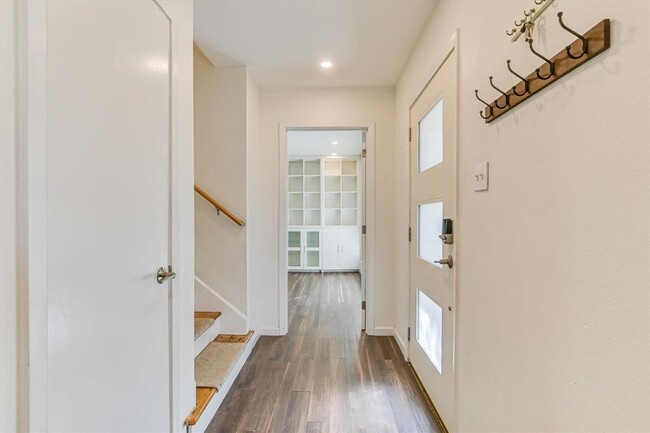 Building Photo - 7105 Meadowood Dr