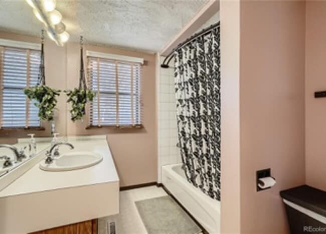 Building Photo - Great Location!  Updated Bungalow 2 bed, 1 bath with a bright open floorplan- fences yard- $500 o...