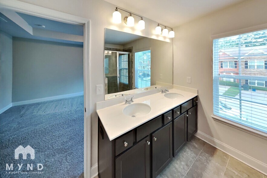 Building Photo - 10143 Benton Woods Dr