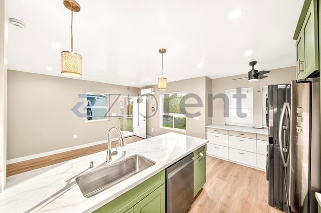 Building Photo - 363 E 63rd St