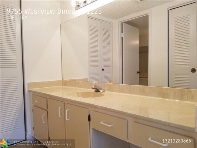 Building Photo - 9755 Westview Dr