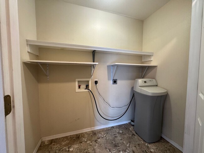 Building Photo - Freshly Painted Beautiful 3 Bedroom, 2 Bat...