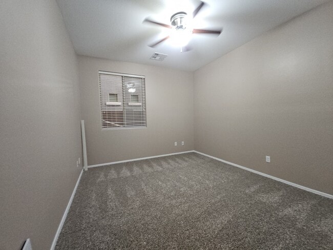 Building Photo - 906 E Pasture Canyon Dr