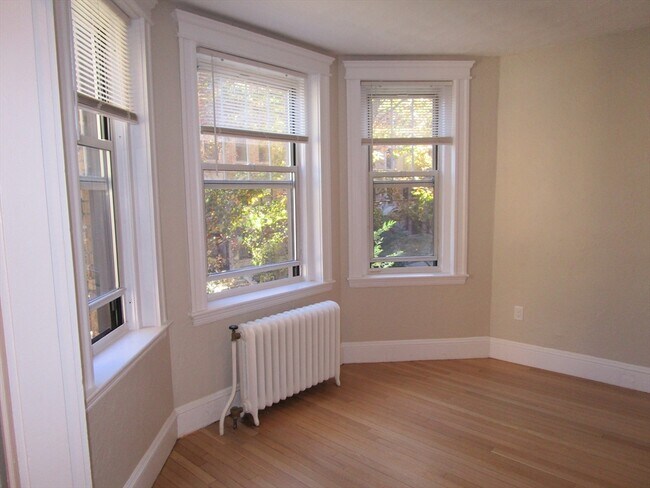 Building Photo - 122 Riverway