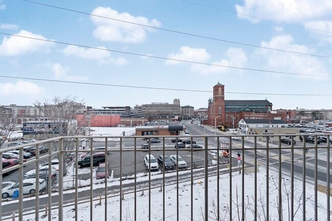 Building Photo - 260 Main St