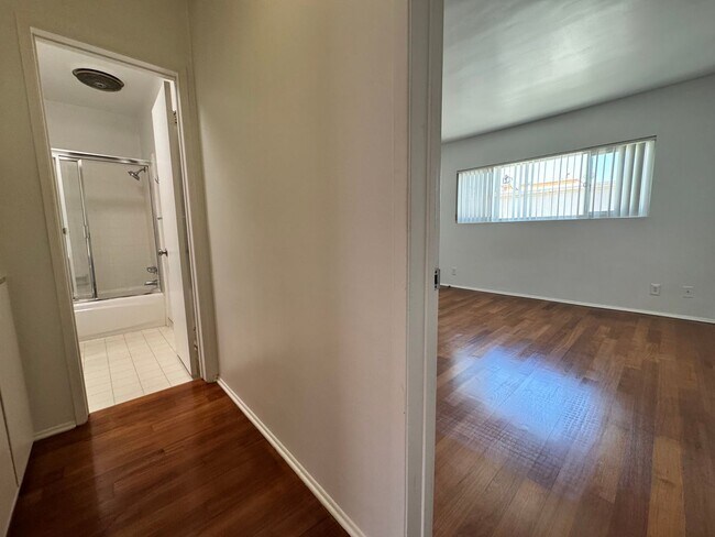 Building Photo - One Bedroom Condo Near Trendy Montana Ave.