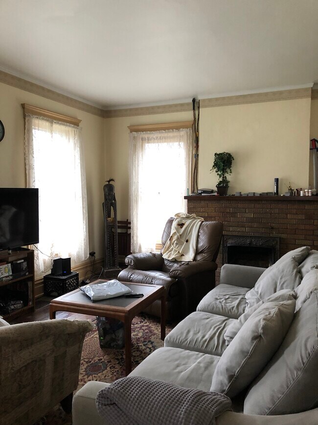 Building Photo - 824 Davis St