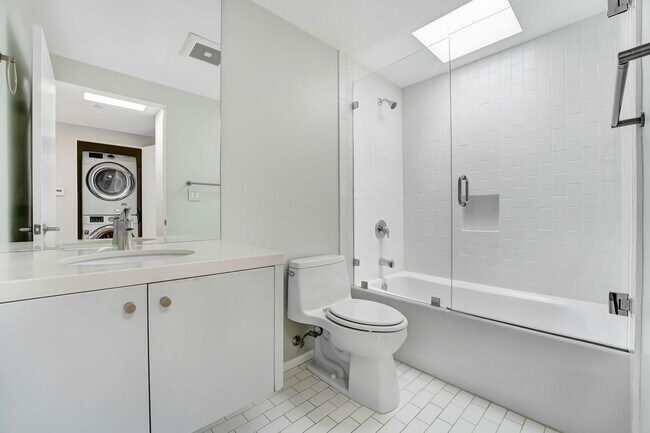 Building Photo - Your Perfect 3/2.5 Los Angeles Home Available Now!