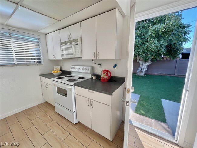 Building Photo - 428 S Beaumont St