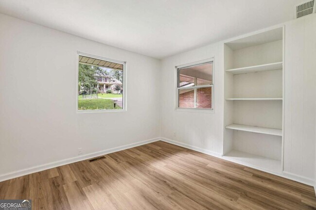 Building Photo - 3705 Donaldson Dr NE