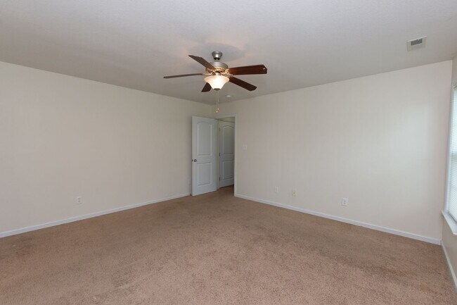 Building Photo - 3 Bedrooms and a bonus room in Richlands (Will include lawn service with increased rents)