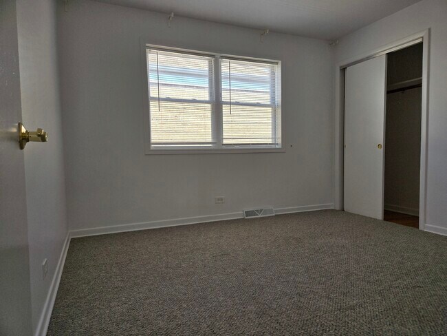 Building Photo - 6039 N Artesian Ave