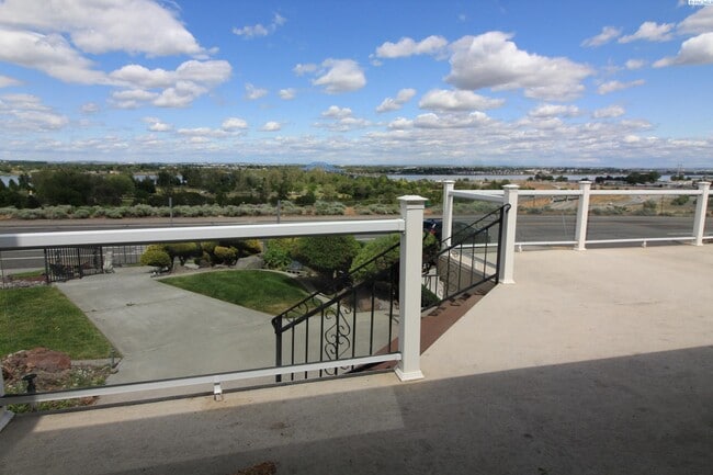 Building Photo - 4 BD, 4 BA House in Kennewick- Views of th...