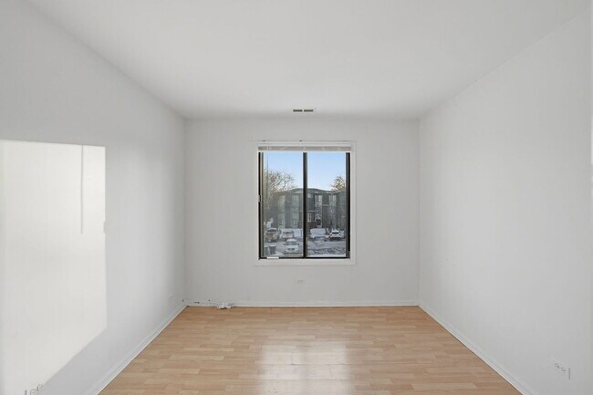 Building Photo - 209 W Ct of Shorewood