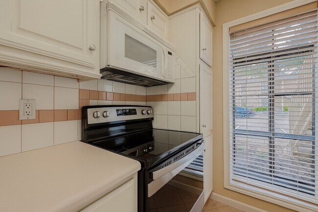 Building Photo - 1311 Antoine Dr