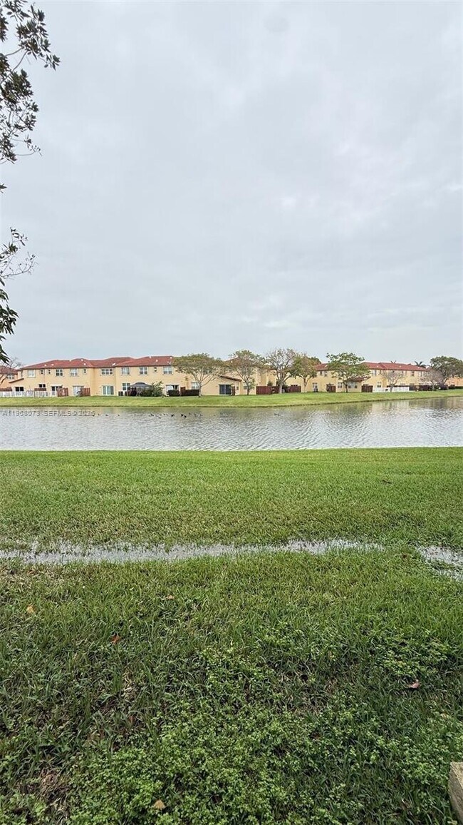 Building Photo - 3323 NE 11th Dr