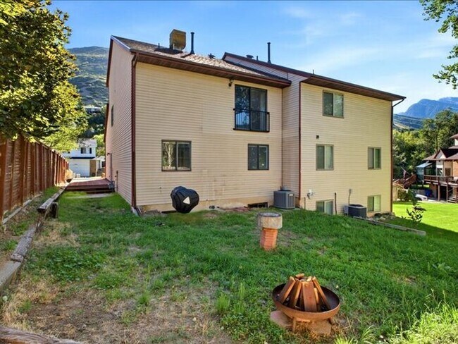 Building Photo - Cottonwood Heights 5 bed 3 bath Twin Home