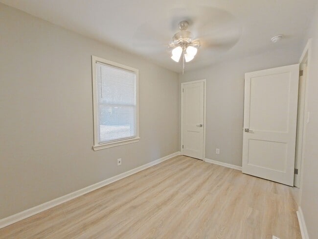 Building Photo - SUPER CUTE DUPLEX UNIT