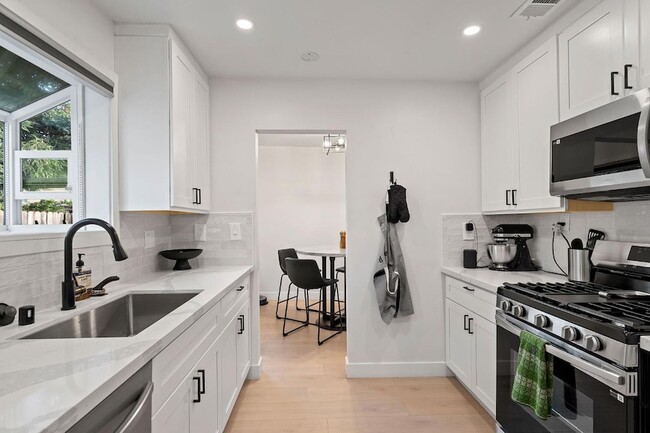 Building Photo - 8 17th St