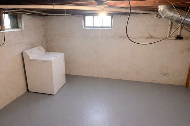 Building Photo - 941 Stanley Ave