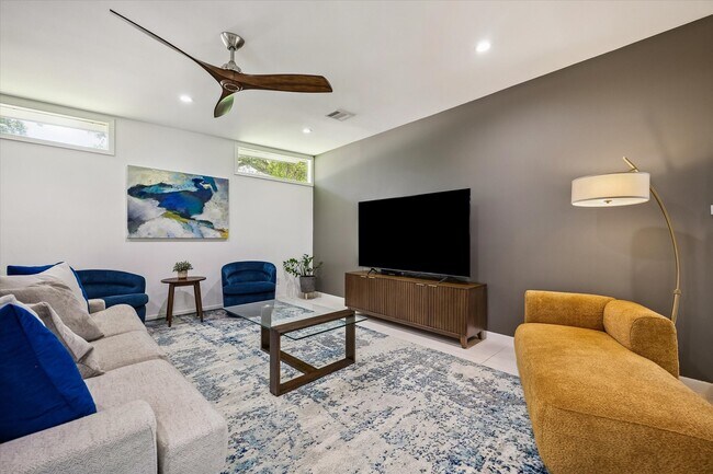Building Photo - 9769 Oak Point Dr