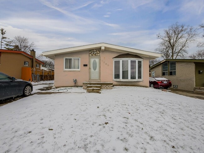 Building Photo - AVAILABLE NOW! Spacious 3-Bedroom Home with Functional Layout in Pontiac