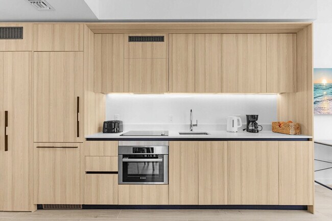 Building Photo - 225 N Miami Ave