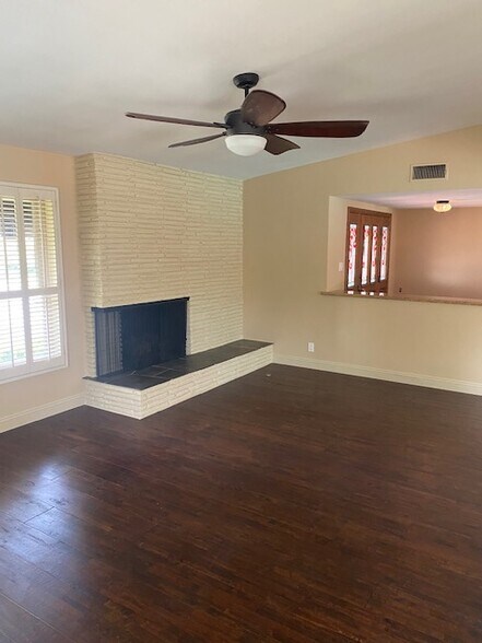 Building Photo - 2000 Karen St