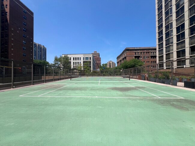 Building Photo - 2650 N Lakeview Ave