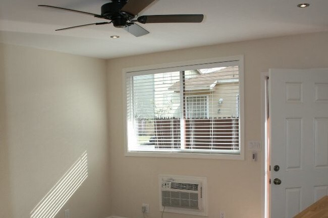 Building Photo - 2527 Elm Ave