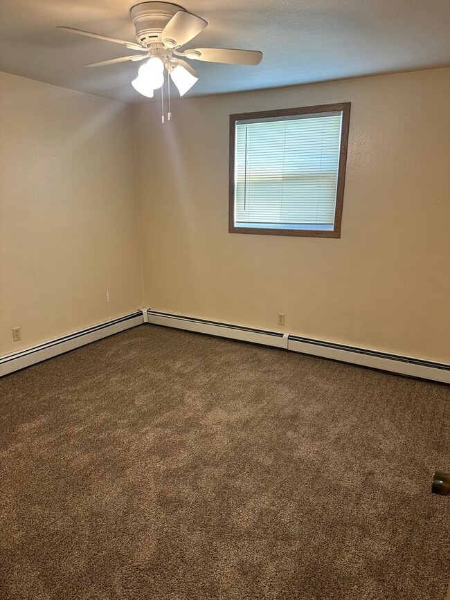 Building Photo - Forestview 2 Bedroom Lower Apartment