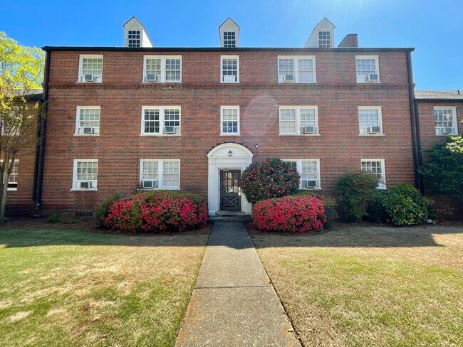 Building entrance - 2853 Thornhill Rd