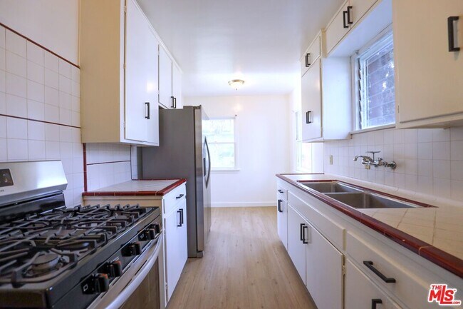 Building Photo - 1944 Cloverfield Blvd