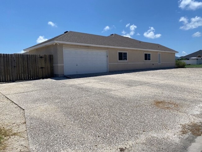 Building Photo - AFFORDABLE ISLAND LIVING!